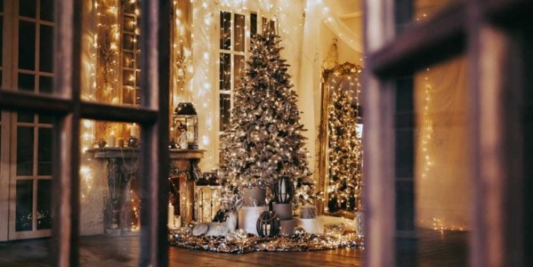Un calore di Natale: candele profumate e luci scintillanti per una casa accogliente